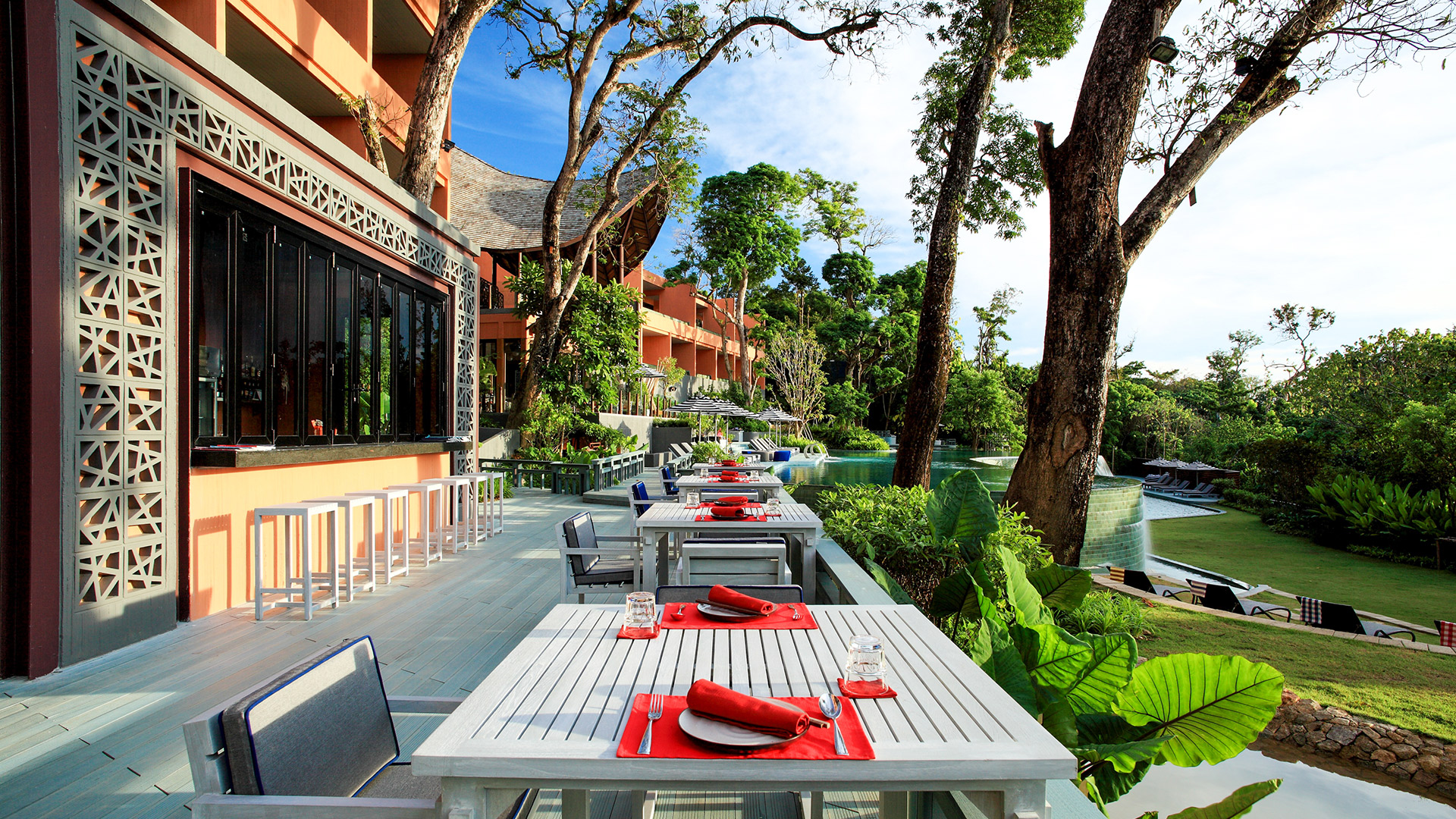 luxury-suites-phuket-private-pool-villa-the-habita-terrace-bar
